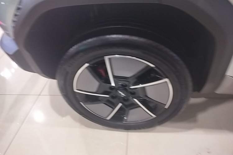 Used Formula Leopard Titanium 3 2025 501KM All-Wheel Drive Intelligent Driving Ultra Version Right Rear Wheel Hub