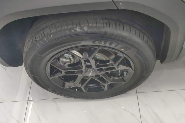 Used Formula Leopard Titanium 3 2025 501 km Range Rear-Wheel Drive Intelligent Driving Max Edition Right Rear Wheel Hub