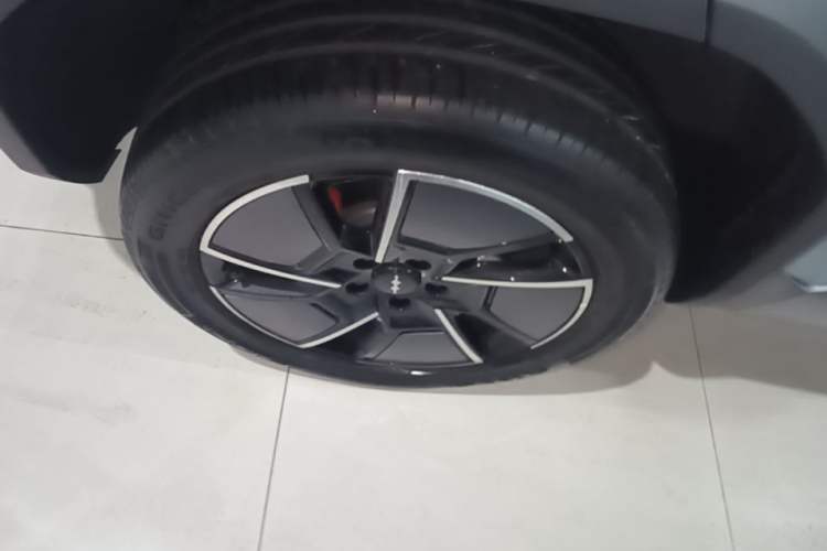Used Formula Leopard Titanium 3 2025 501KM All-Wheel Drive Intelligent Driving Ultra Version Right Rear Wheel Hub