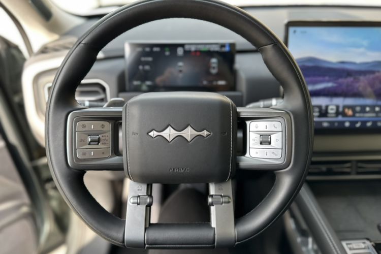 Used Formula Leopard Titanium 3 2025 501KM All-Wheel Drive Intelligent Driving Ultra Version Steering Wheel