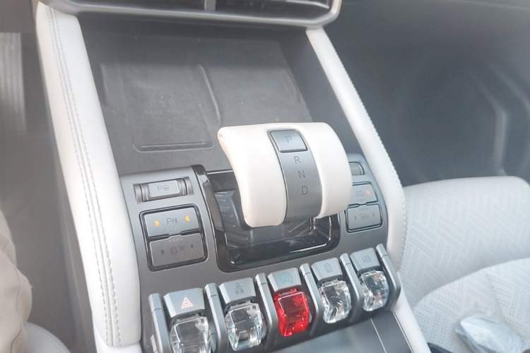 Used Formula Leopard Titanium 3 2025 501KM All-Wheel Drive Intelligent Driving Ultra Version Gear Lever