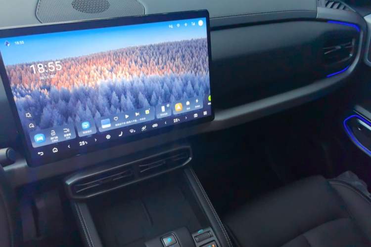 Used Formula Leopard Titanium 3 2025 501KM All-Wheel Drive Intelligent Driving Ultra Version Audio And AC Panel