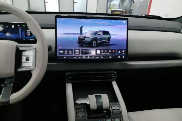 Used Formula Leopard Titanium 3 2025 501KM All-Wheel Drive Intelligent Driving Ultra Version Audio And AC Panel