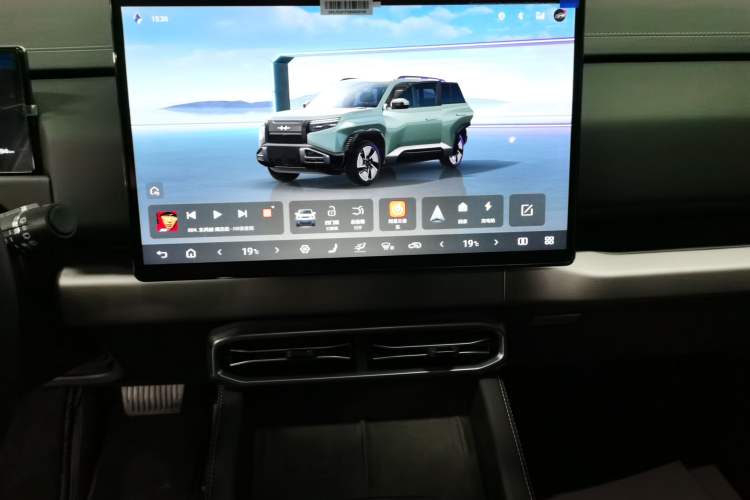 Used Formula Leopard Titanium 3 2025 501 km Range Rear-Wheel Drive Intelligent Driving Max Edition Audio And AC Panel