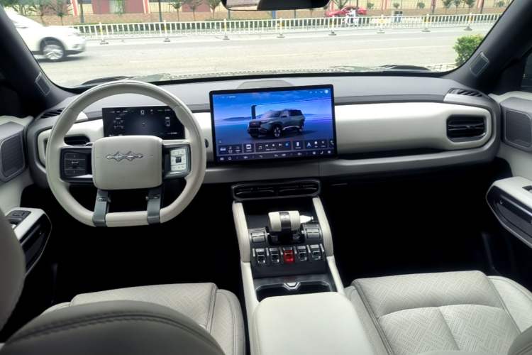 Used Formula Leopard Titanium 3 2025 501KM All-Wheel Drive Intelligent Driving Ultra Version Center Console