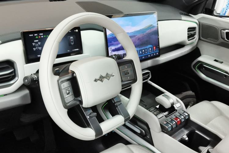 Used Formula Leopard Titanium 3 2025 501KM All-Wheel Drive Intelligent Driving Ultra Version Center Console