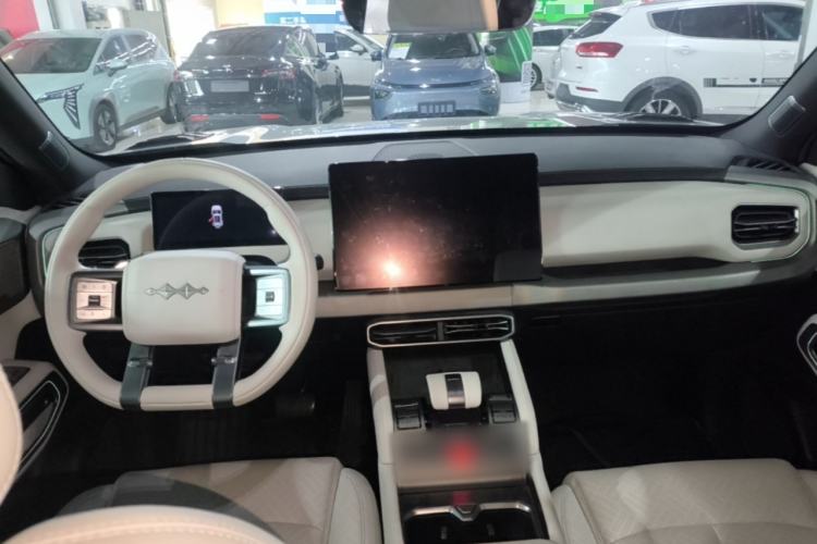 Used Formula Leopard Titanium 3 2025 501KM All-Wheel Drive Intelligent Driving Ultra Version Center Console