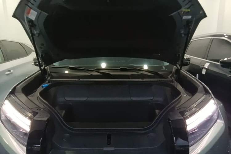 Used Formula Leopard Titanium 3 2025 501 km Range Rear-Wheel Drive Intelligent Driving Max Edition Engine Bay