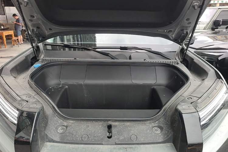 Used Formula Leopard Titanium 3 2025 501 km Range Rear-Wheel Drive Intelligent Driving Max Edition Engine Bay