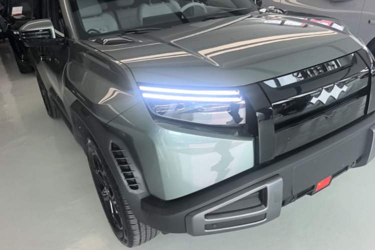 Used Formula Leopard Titanium 3 2025 501 km Range Rear-Wheel Drive Intelligent Driving Max Edition Front Right 45 Deg