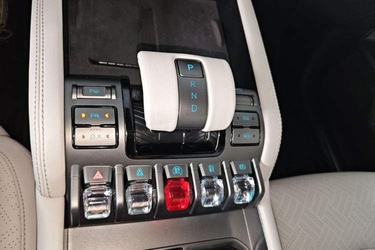 Used Formula Leopard Titanium 3 2025 501KM All-Wheel Drive Intelligent Driving Ultra Version Gear Lever