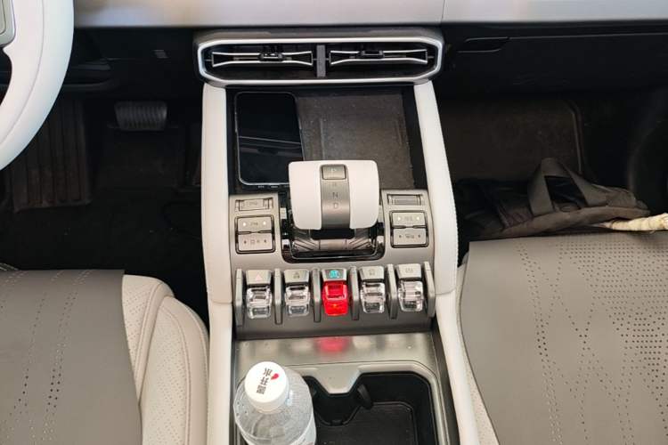 Used Formula Leopard Titanium 3 2025 501 km All-Wheel Drive Intelligent Driving Max Edition Gear Lever