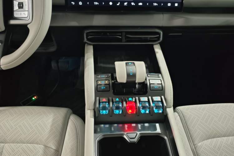 Used Formula Leopard Titanium 3 2025 501KM All-Wheel Drive Intelligent Driving Ultra Version Gear Lever
