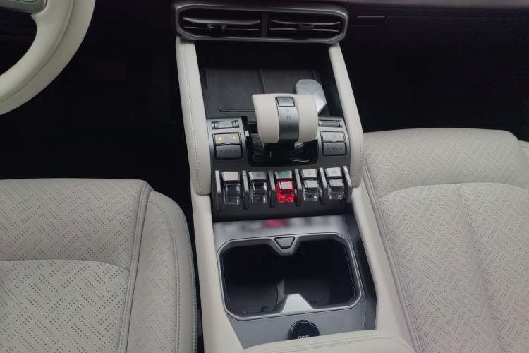 Used Formula Leopard Titanium 3 2025 501KM All-Wheel Drive Intelligent Driving Ultra Version Gear Lever