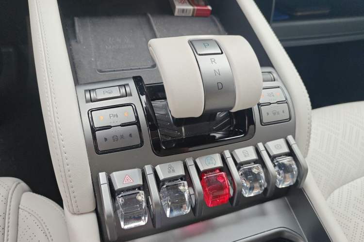 Used Formula Leopard Titanium 3 2025 501KM All-Wheel Drive Intelligent Driving Ultra Version Gear Lever
