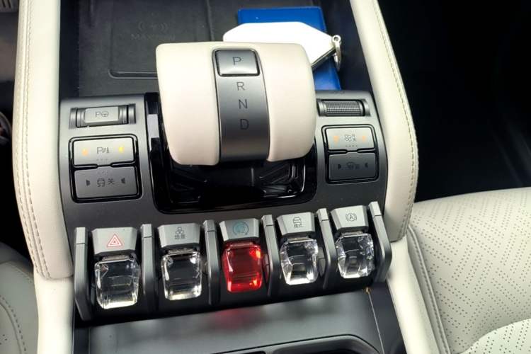 Used Formula Leopard Titanium 3 2025 501KM All-Wheel Drive Intelligent Driving Ultra Version Gear Lever