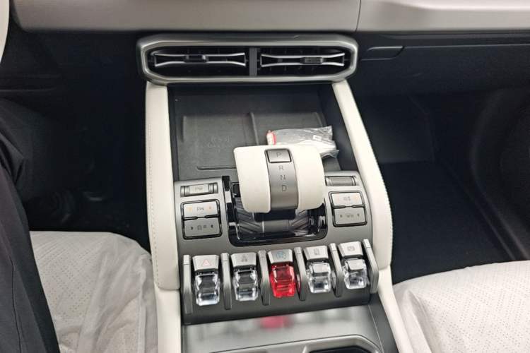 Used Formula Leopard Titanium 3 2025 501 km Range Rear-Wheel Drive Intelligent Driving Max Edition Gear Lever