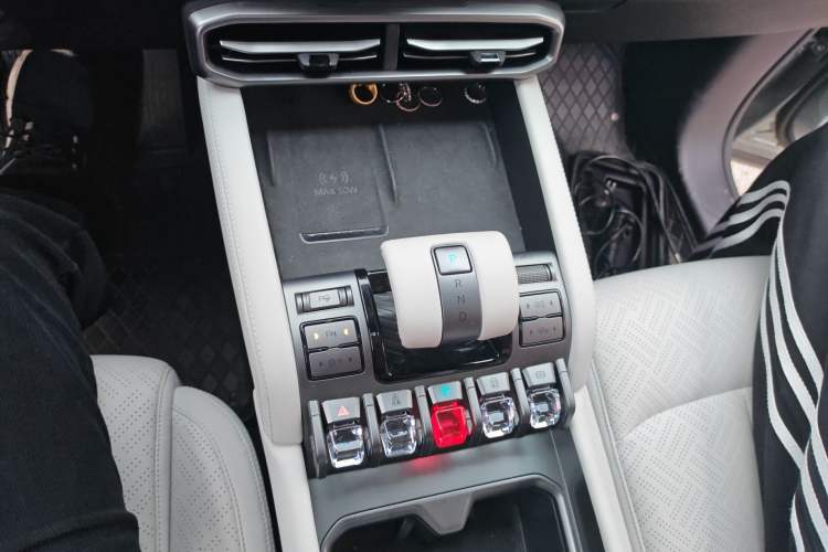 Used Formula Leopard Titanium 3 2025 501 km Range Rear-Wheel Drive Intelligent Driving Max Edition Gear Lever