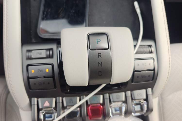 Used Formula Leopard Titanium 3 2025 501KM All-Wheel Drive Intelligent Driving Ultra Version Gear Lever