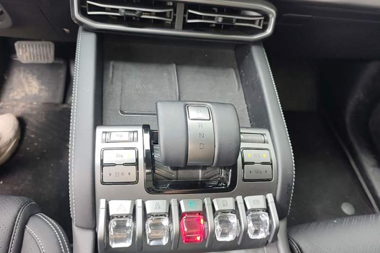 Used Formula Leopard Titanium 3 2025 501 km Range Rear-Wheel Drive Intelligent Driving Max Edition Gear Lever
