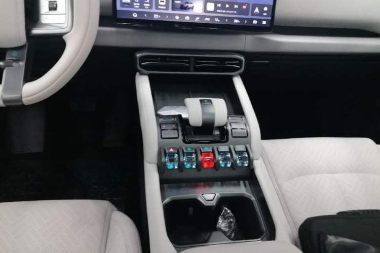 Used Formula Leopard Titanium 3 2025 501KM All-Wheel Drive Intelligent Driving Ultra Version Gear Lever