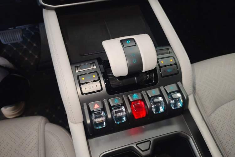 Used Formula Leopard Titanium 3 2025 501KM All-Wheel Drive Intelligent Driving Ultra Version Gear Lever