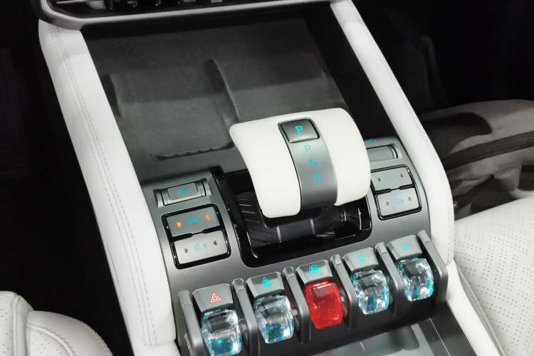 Used Formula Leopard Titanium 3 2025 501KM All-Wheel Drive Intelligent Driving Ultra Version Gear Lever