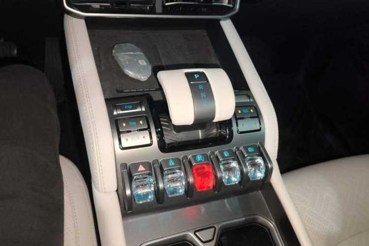 Used Formula Leopard Titanium 3 2025 501KM All-Wheel Drive Intelligent Driving Ultra Version Gear Lever