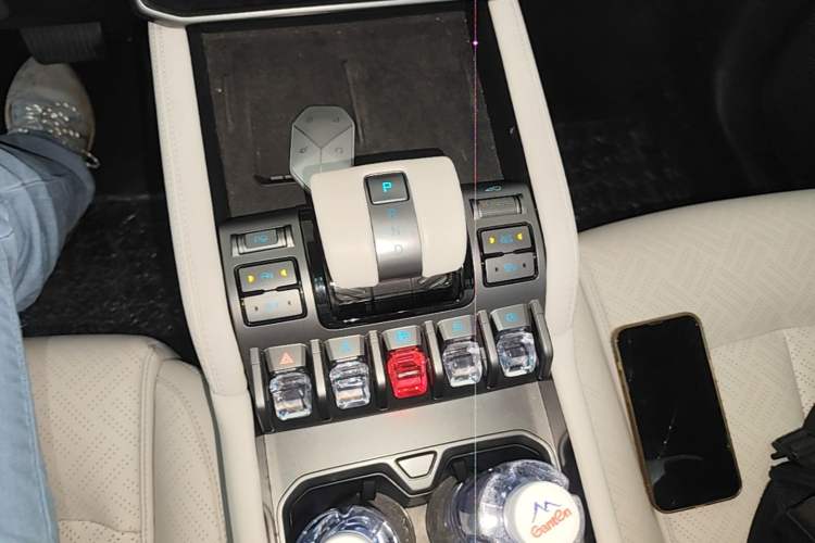 Used Formula Leopard Titanium 3 2025 501KM All-Wheel Drive Intelligent Driving Ultra Version Gear Lever