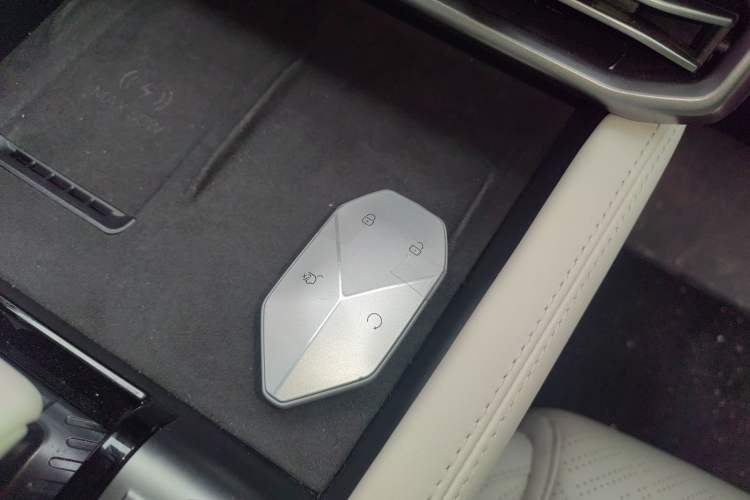 Used Formula Leopard Titanium 3 2025 501KM All-Wheel Drive Intelligent Driving Ultra Version Interior 1