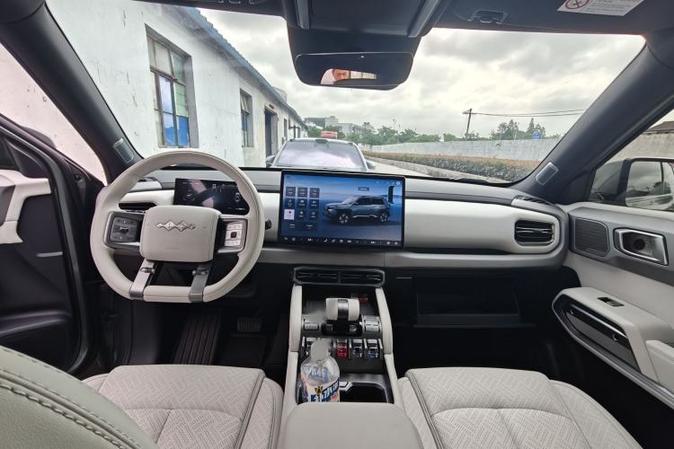 Used Formula Leopard Titanium 3 2025 501KM All-Wheel Drive Intelligent Driving Ultra Version Interior 2