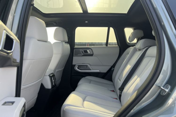 Used Formula Leopard Titanium 3 2025 501KM All-Wheel Drive Intelligent Driving Ultra Version Interior 2