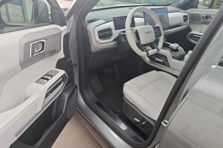 Used Formula Leopard Titanium 3 2025 501KM All-Wheel Drive Intelligent Driving Ultra Version Interior 3