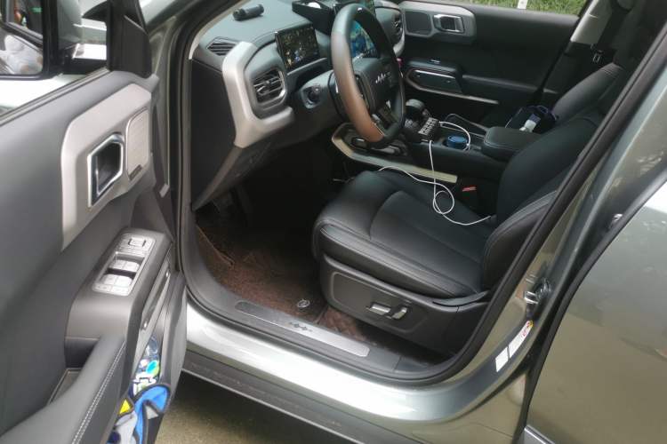 Used Formula Leopard Titanium 3 2025 501KM All-Wheel Drive Intelligent Driving Ultra Version Interior 3