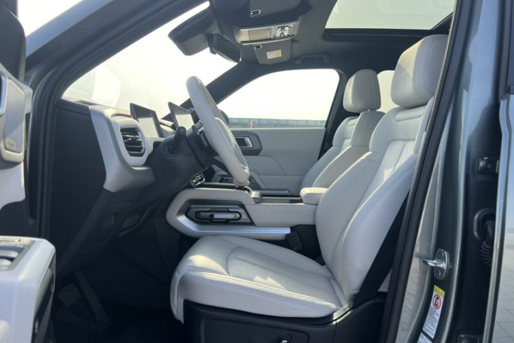 Used Formula Leopard Titanium 3 2025 501KM All-Wheel Drive Intelligent Driving Ultra Version Interior 3