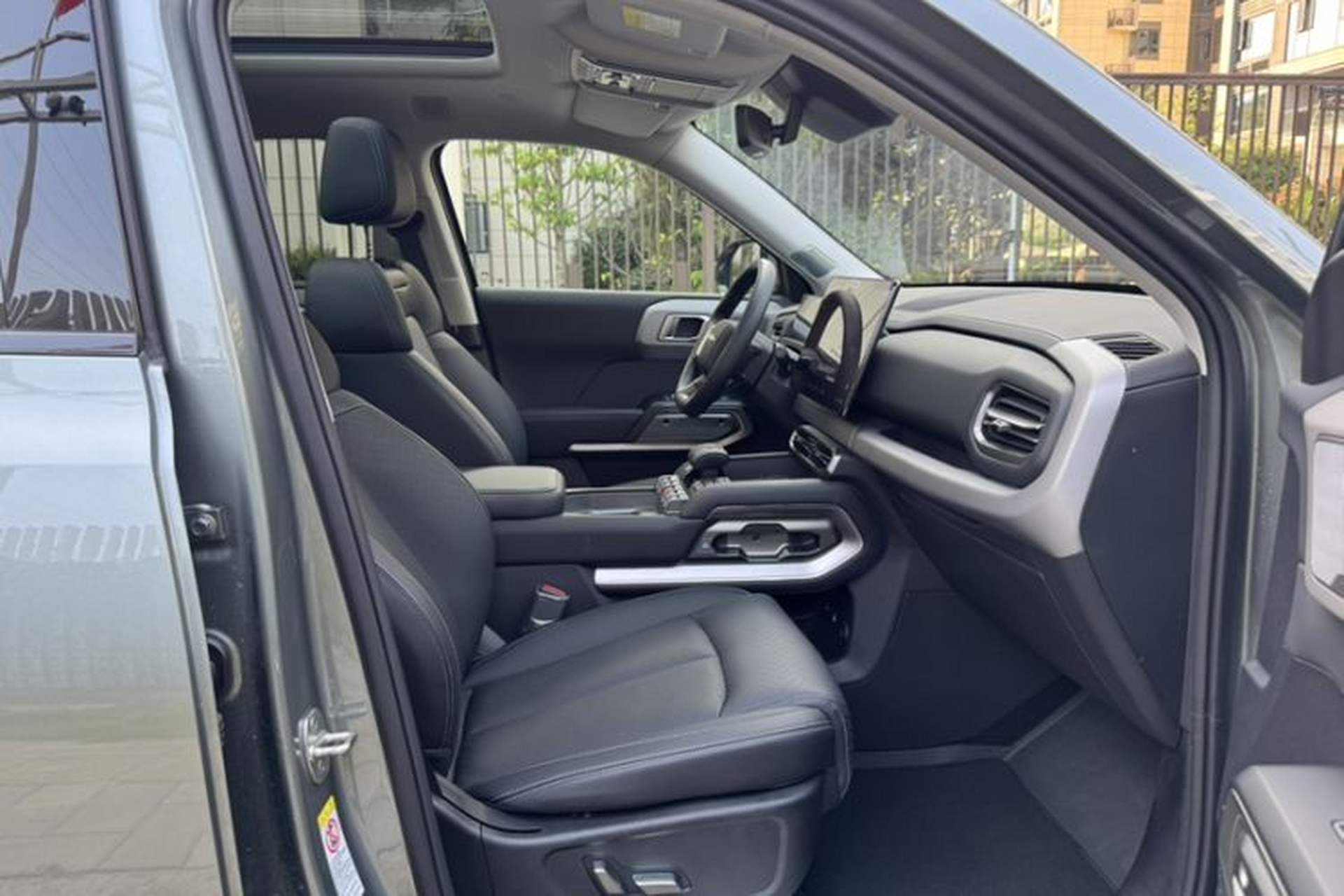 Used Formula Leopard Titanium 3 2025 501KM All-Wheel Drive Intelligent Driving Ultra Version Interior 3