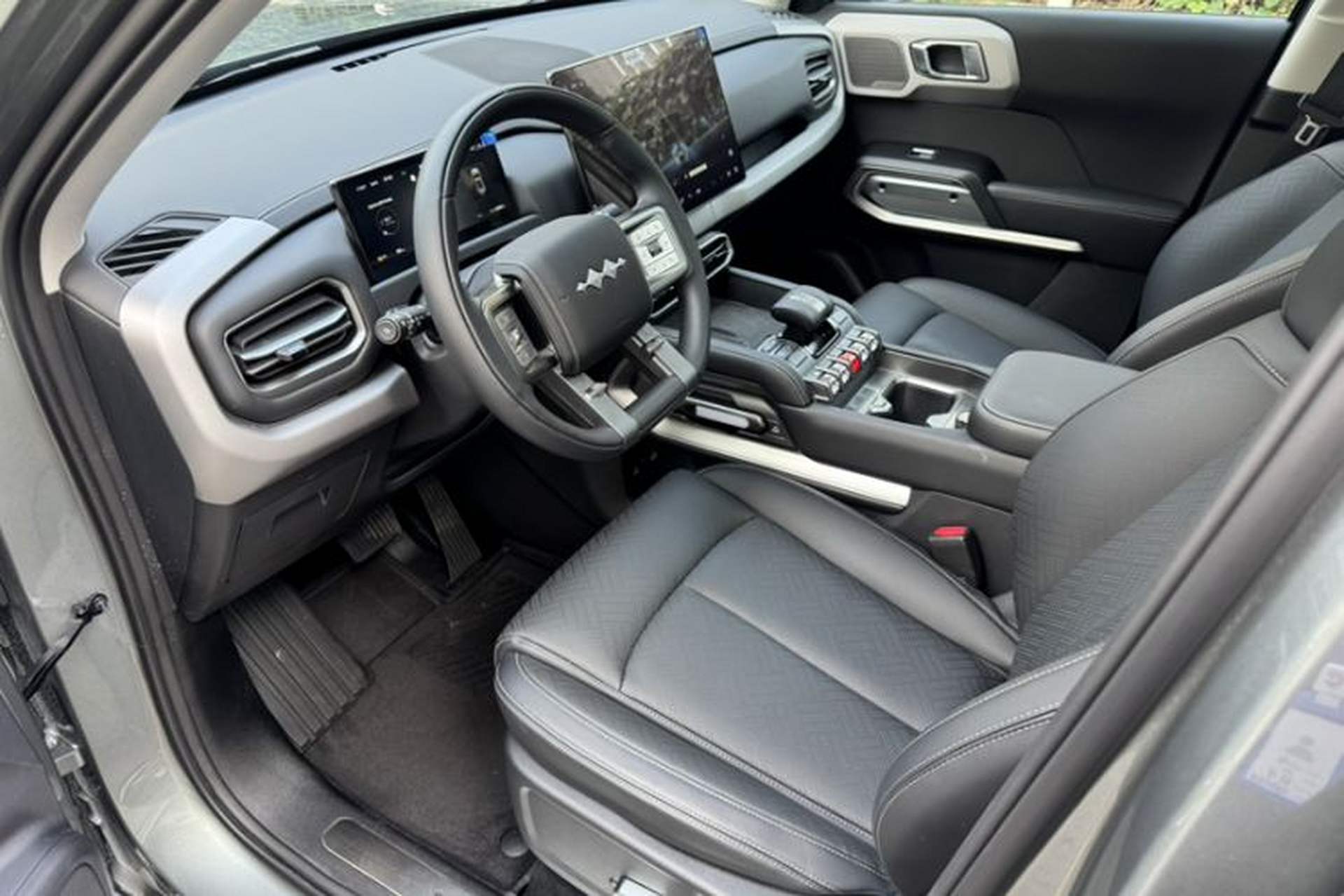 Used Formula Leopard Titanium 3 2025 501KM All-Wheel Drive Intelligent Driving Ultra Version Interior 4
