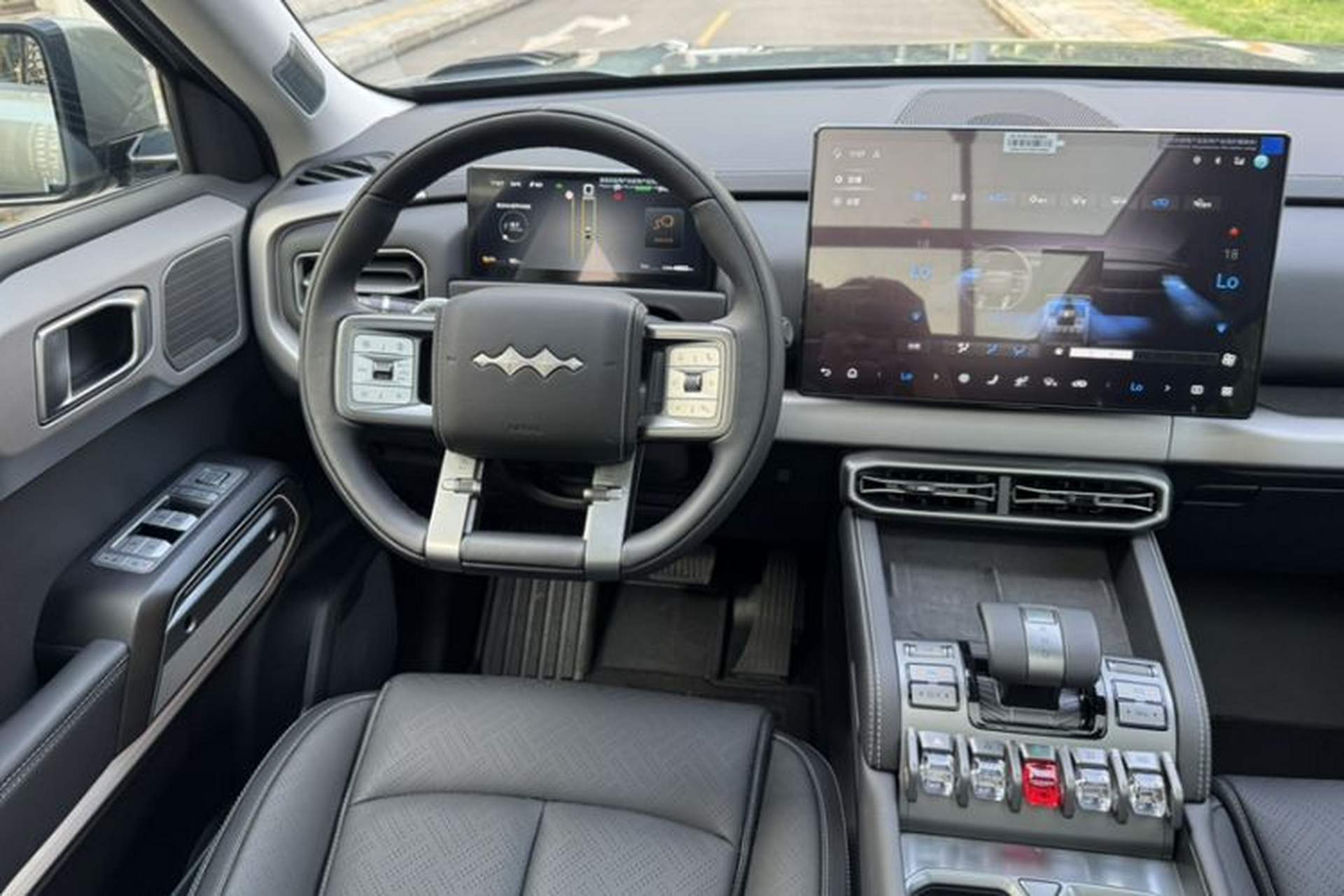 Used Formula Leopard Titanium 3 2025 501KM All-Wheel Drive Intelligent Driving Ultra Version Interior 5