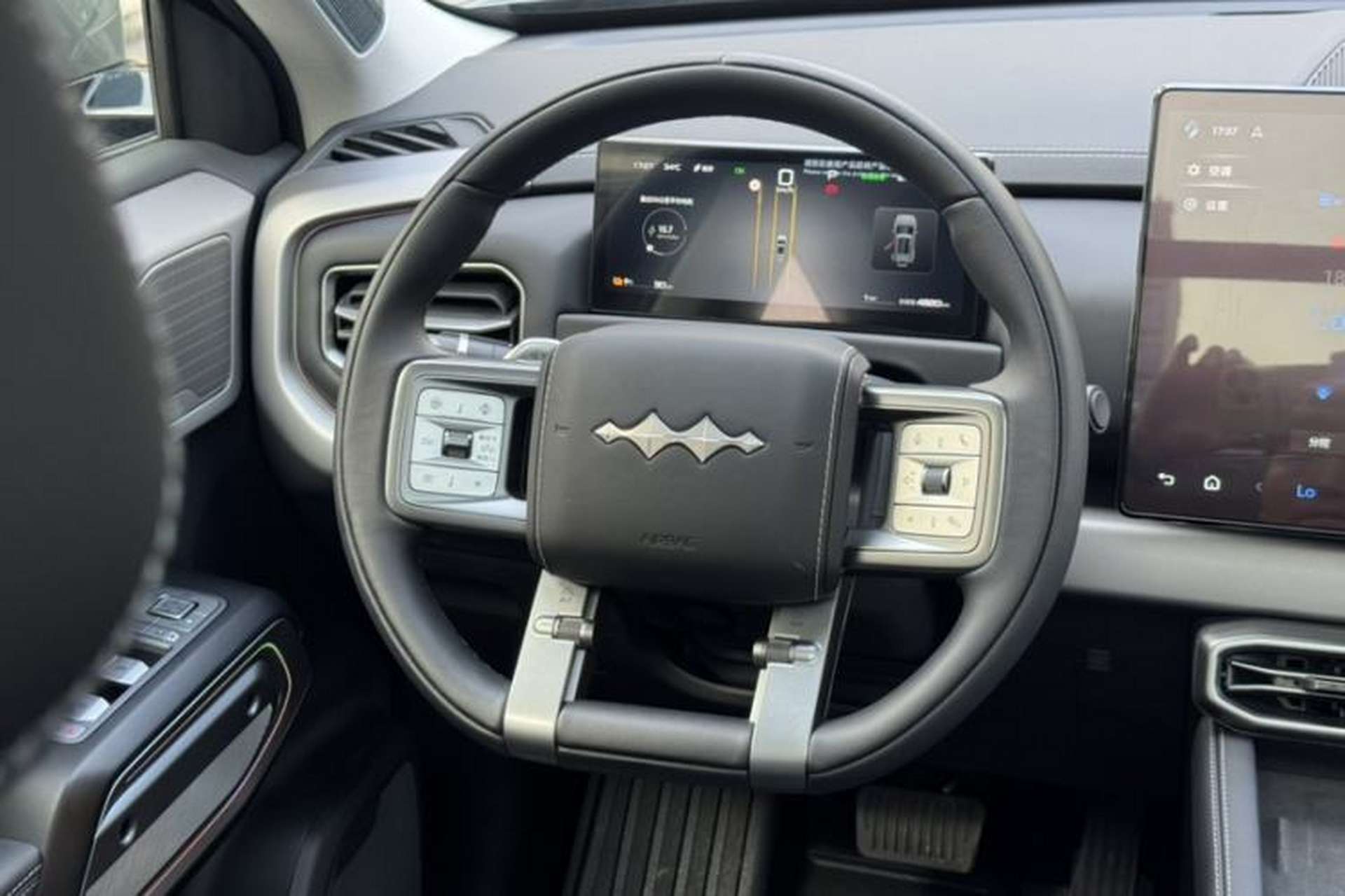 Used Formula Leopard Titanium 3 2025 501KM All-Wheel Drive Intelligent Driving Ultra Version Interior 8