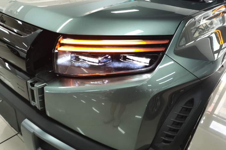 Used Formula Leopard Titanium 3 2025 501KM All-Wheel Drive Intelligent Driving Ultra Version Left Front Headlight