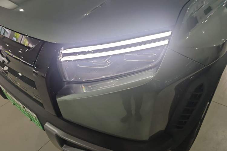 Used Formula Leopard Titanium 3 2025 501KM All-Wheel Drive Intelligent Driving Ultra Version Left Front Headlight