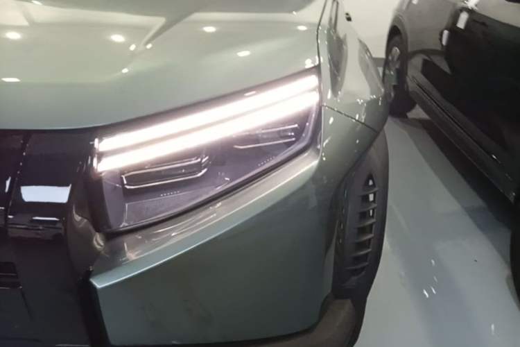 Used Formula Leopard Titanium 3 2025 501 km Range Rear-Wheel Drive Intelligent Driving Max Edition Left Front Headlight