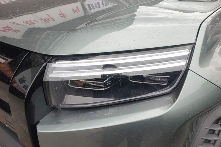 Used Formula Leopard Titanium 3 2025 501 km Range Rear-Wheel Drive Intelligent Driving Max Edition Left Front Headlight