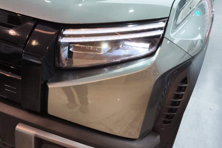 Used Formula Leopard Titanium 3 2025 501KM All-Wheel Drive Intelligent Driving Ultra Version Left Front Headlight