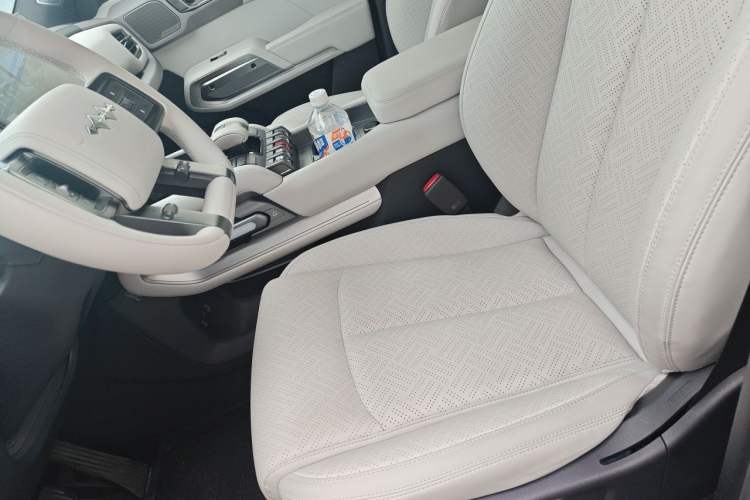 Used Formula Leopard Titanium 3 2025 501KM All-Wheel Drive Intelligent Driving Ultra Version Left Front Seat