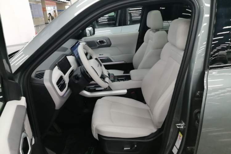 Used Formula Leopard Titanium 3 2025 501KM All-Wheel Drive Intelligent Driving Ultra Version Left Front Seat