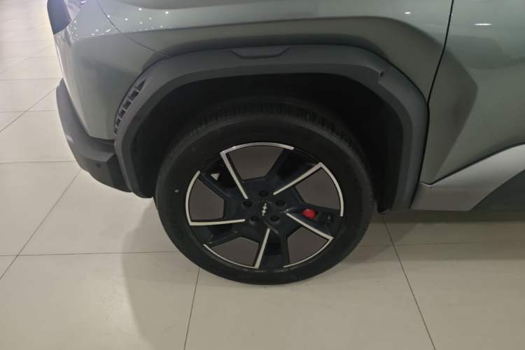 Used Formula Leopard Titanium 3 2025 501KM All-Wheel Drive Intelligent Driving Ultra Version Left Front Wheel Hub