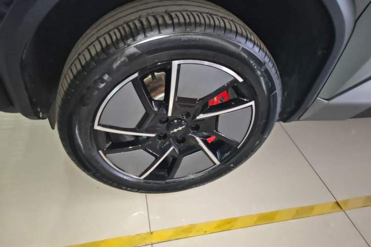 Used Formula Leopard Titanium 3 2025 501KM All-Wheel Drive Intelligent Driving Ultra Version Left Front Wheel Hub