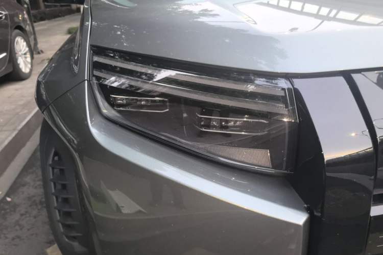 Used Formula Leopard Titanium 3 2025 501KM All-Wheel Drive Intelligent Driving Ultra Version Right Front Headlight