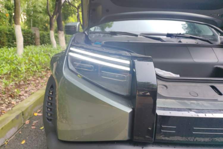 Used Formula Leopard Titanium 3 2025 501 km Range Rear-Wheel Drive Intelligent Driving Max Edition Right Front Headlight
